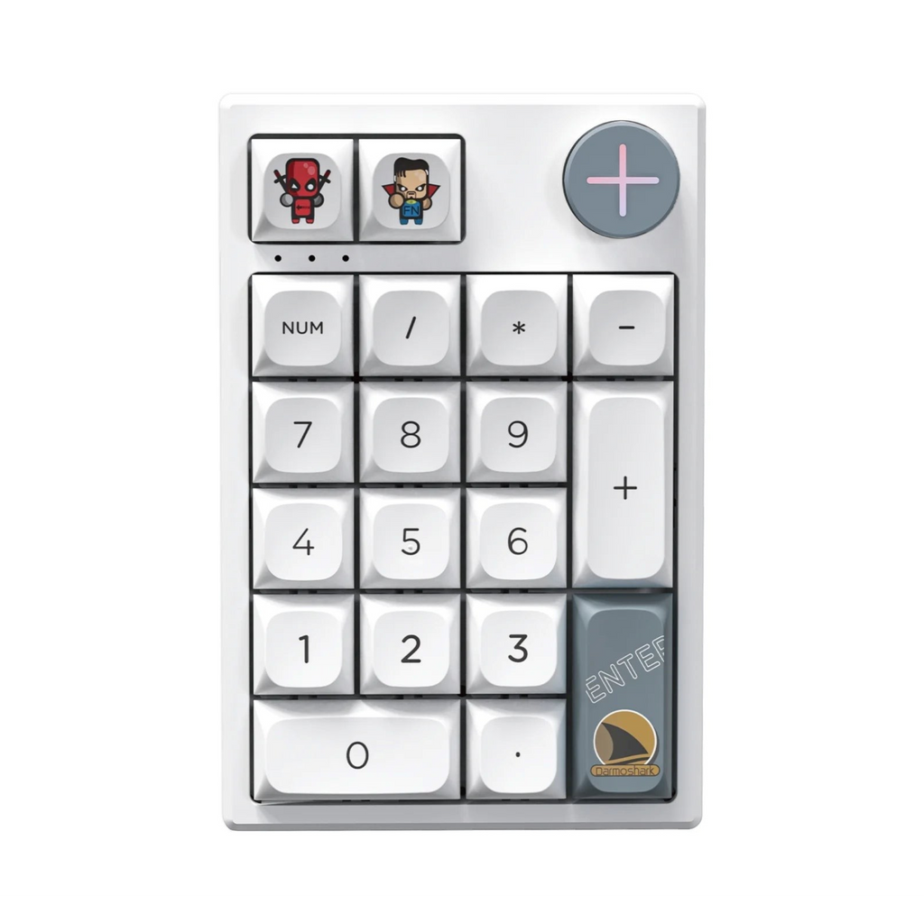 Oyuncu Baykuş Darmoshark K3 Pro beyaz mekanik RGB gaming keypad, özel karakter tuşları ve ses kontrol tekerleği ile.