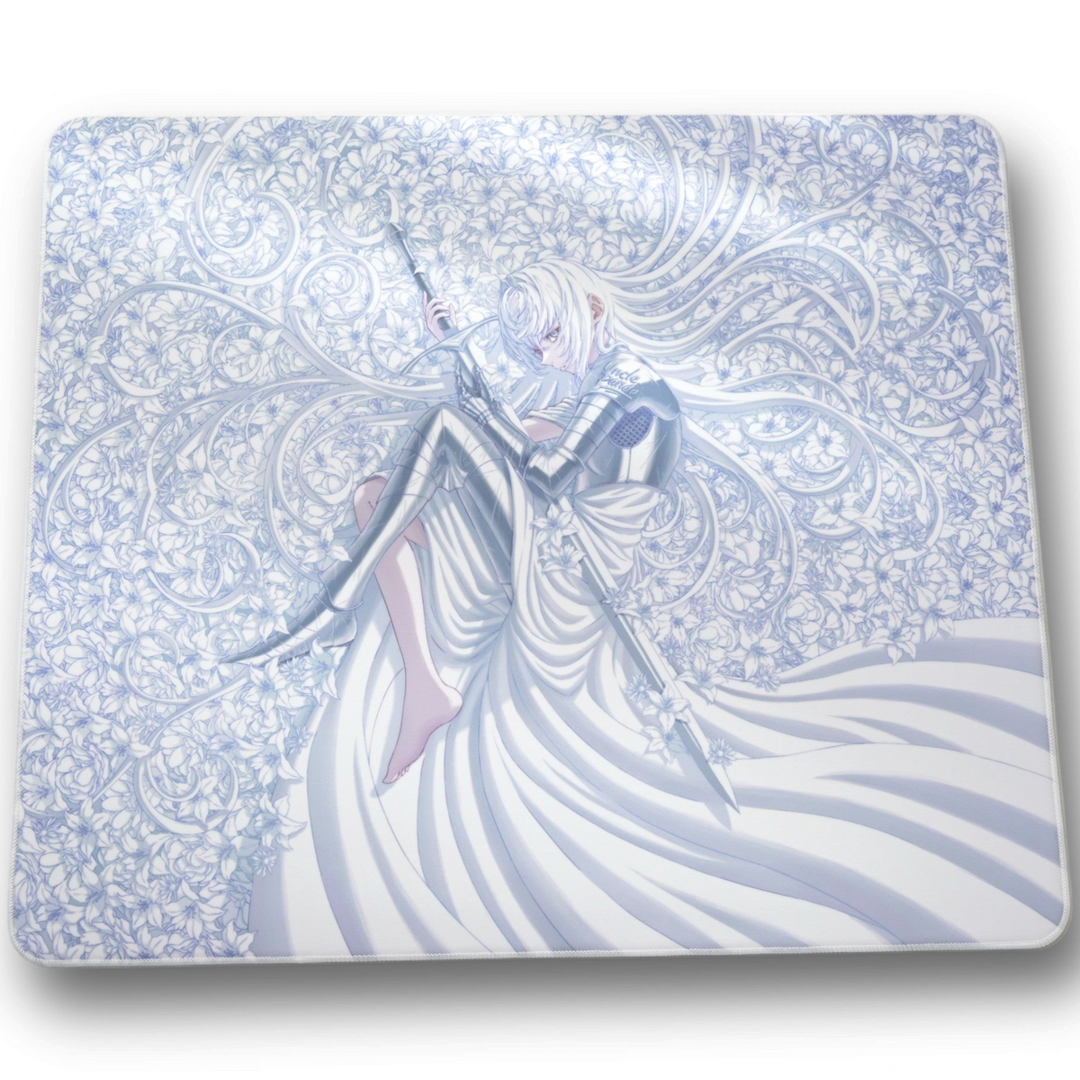 Oyuncu Baykuş anime karakterli, beyaz ve mavi tonlarda çiçek motifli, zırhlı kadın illüstrasyonlu oyuncu mouse pad