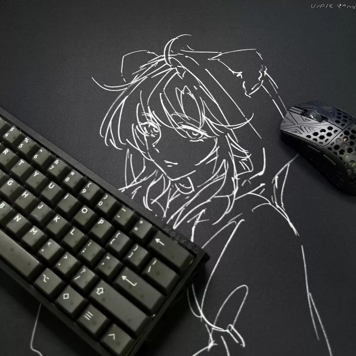 Oyuncu Baykuş siyah zemin üzerine beyaz anime çizimli, kaymaz tabanlı ve dayanıklı dikişli geniş oyuncu mouse pad