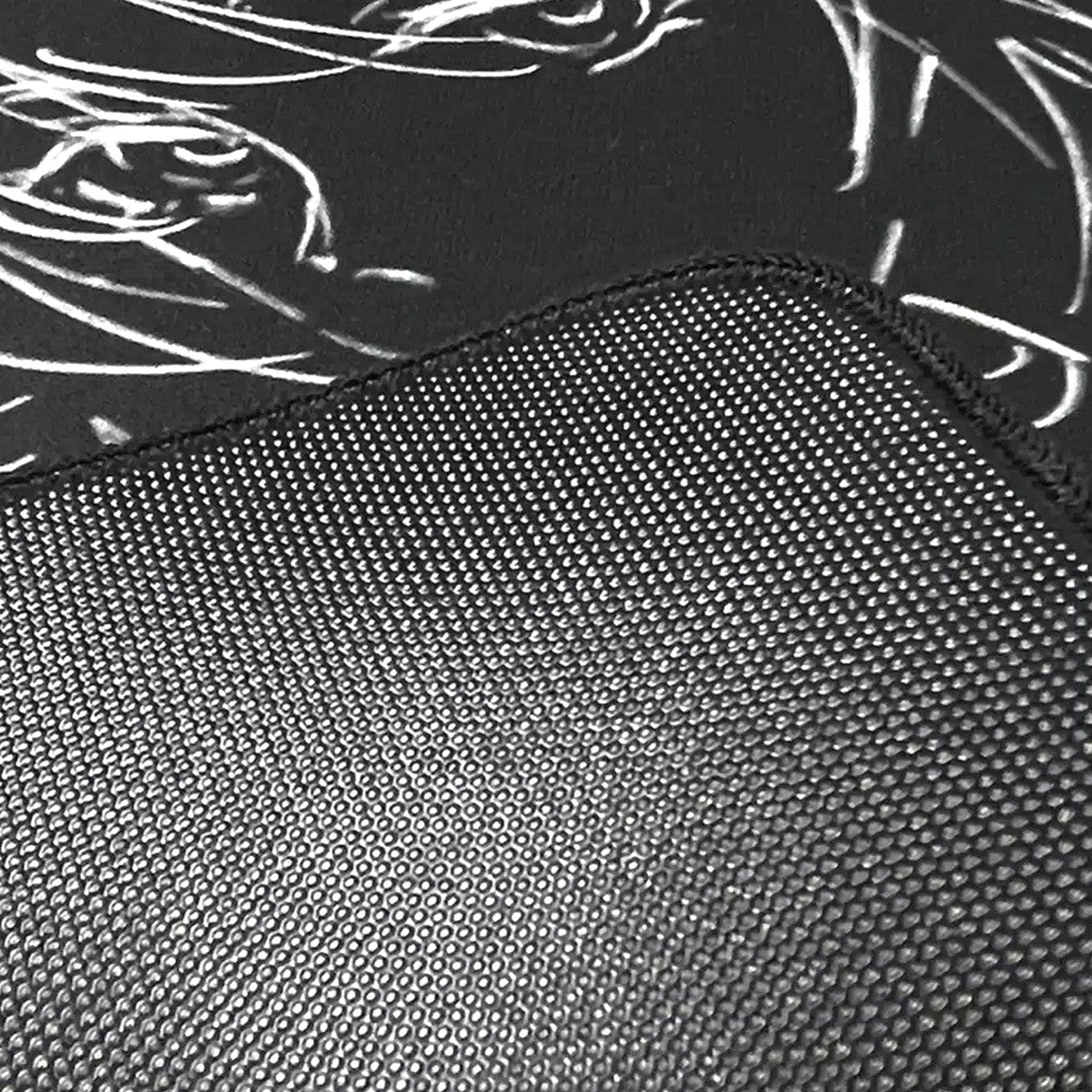 Oyuncu Baykuş Uncle Panda anime tasarımlı, kaymaz kauçuk tabanlı ve güçlendirilmiş kenar dikişli siyah oyuncu mouse pad