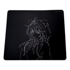 Oyuncu Baykuş marka siyah zemin üzerine beyaz anime çizimli, kaymaz tabanlı ve dikişli kenarlı geniş oyuncu mouse pad