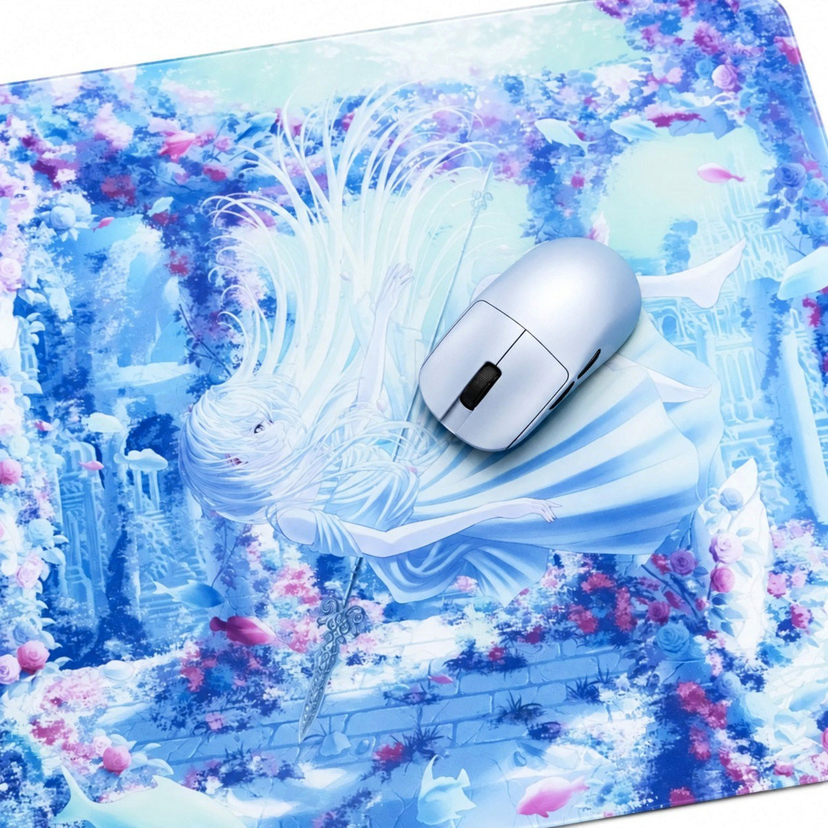 Oyuncu Baykuş Atlantis temalı, anime kız illüstrasyonlu, mavi tonlarında geniş oyuncu mousepad'i ve beyaz mouse