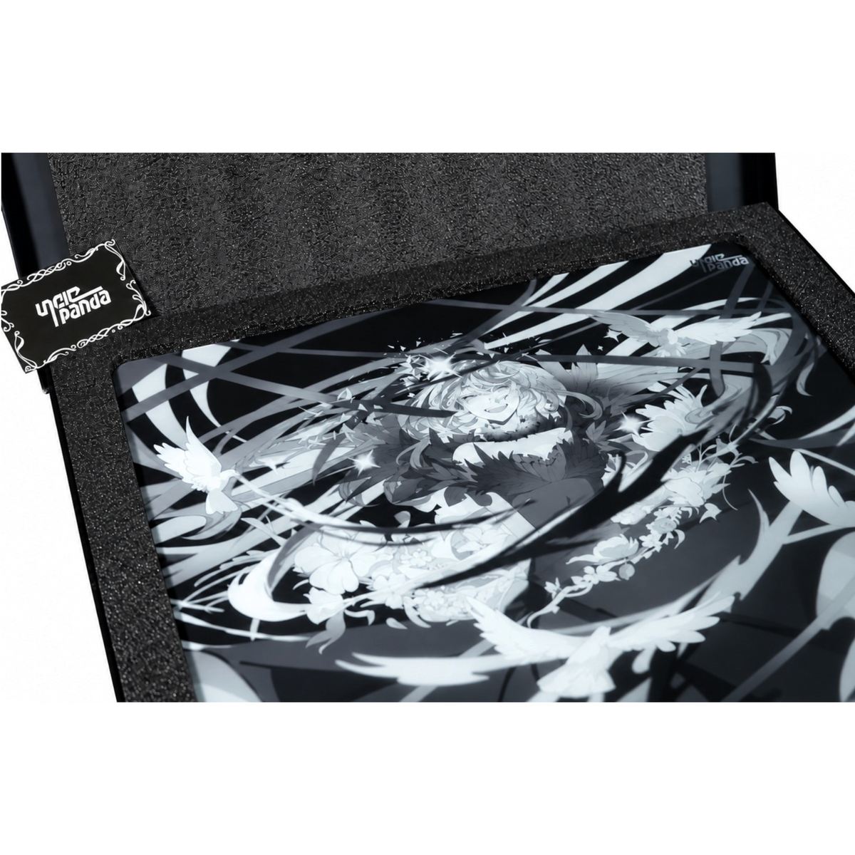 Oyuncu Baykuş markalı, siyah beyaz anime karakteri ve kuş desenli Uncle Panda Feather Free Cam Mousepad