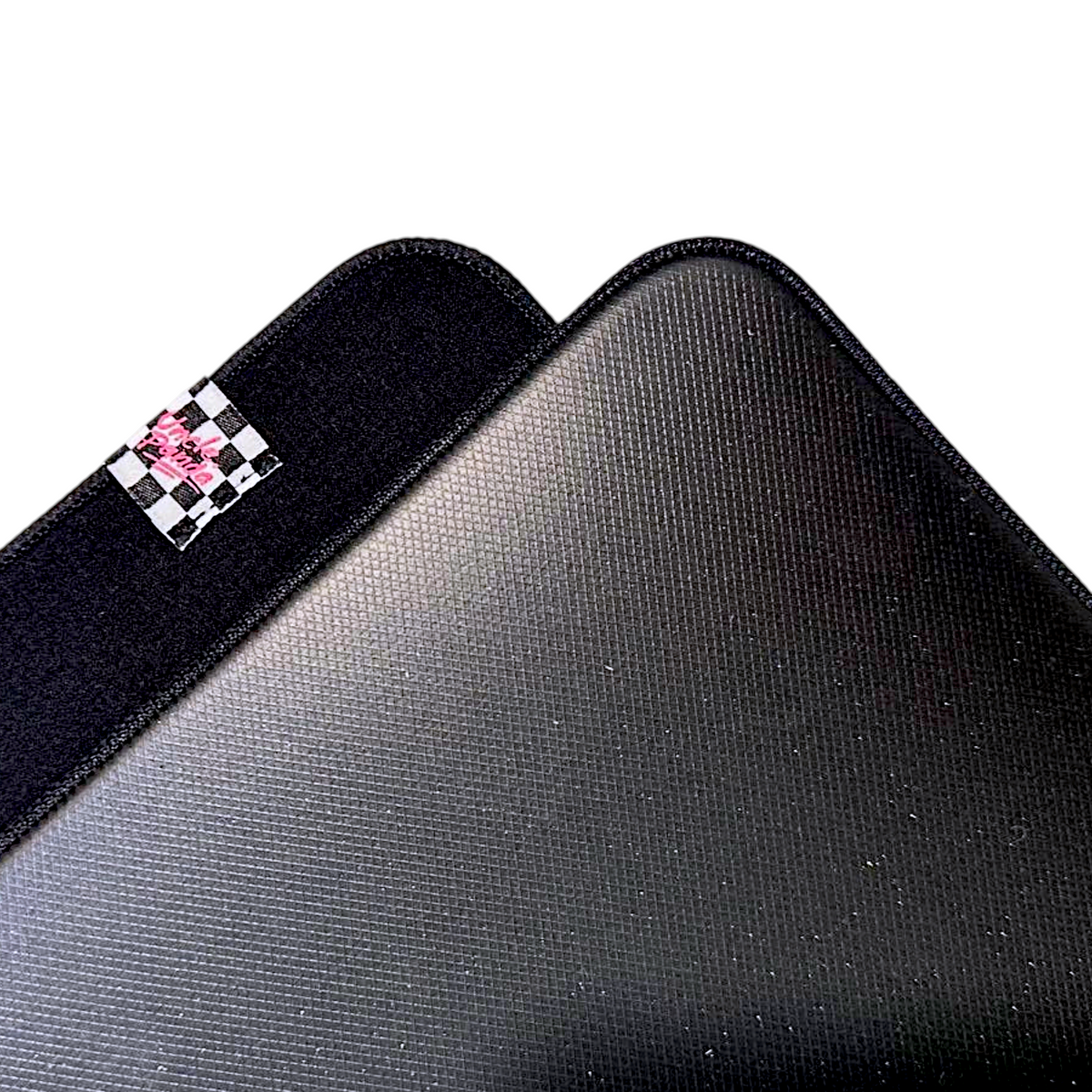 Oyuncu Baykuş profesyonel siyah oyuncu mouse pad, dikişli kenarları ve damalı detaylı etiketi ile yüksek hassasiyetli.
