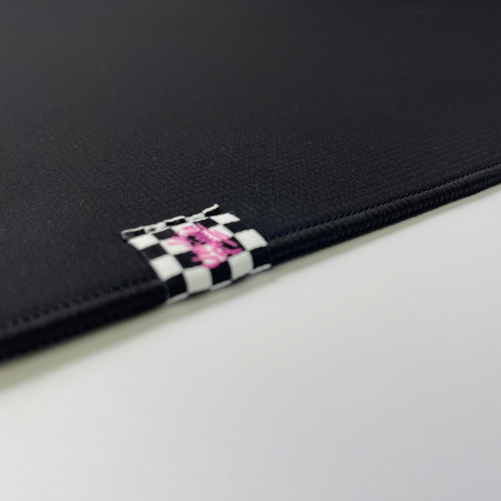 Oyuncu Baykuş siyah dikişli kenarlara ve damalı etiket detayına sahip profesyonel oyuncu mouse pad