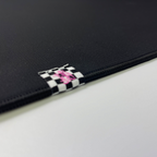 Oyuncu Baykuş siyah dikişli kenarlara ve damalı etiket detayına sahip profesyonel oyuncu mouse pad