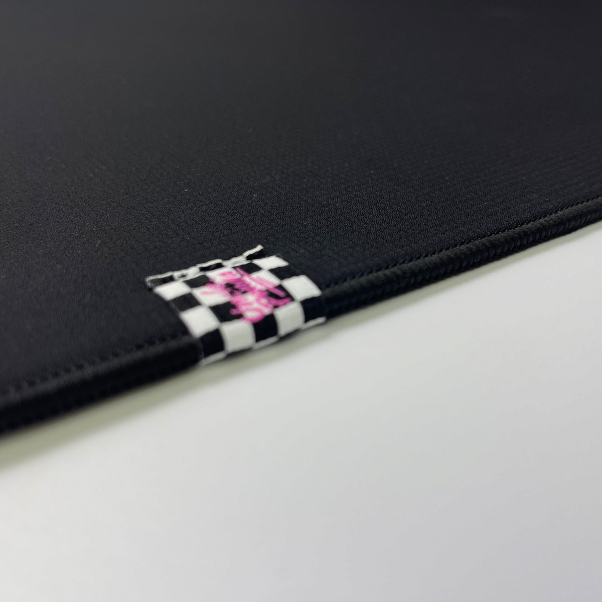 Oyuncu Baykuş siyah dikişli kenarlara ve damalı etiket detayına sahip profesyonel oyuncu mouse pad
