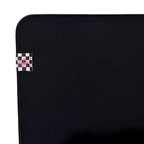 Oyuncu Baykuş marka, köşesinde damalı etiket detayı bulunan, dikişli kenarlara sahip siyah profesyonel oyuncu mouse pad