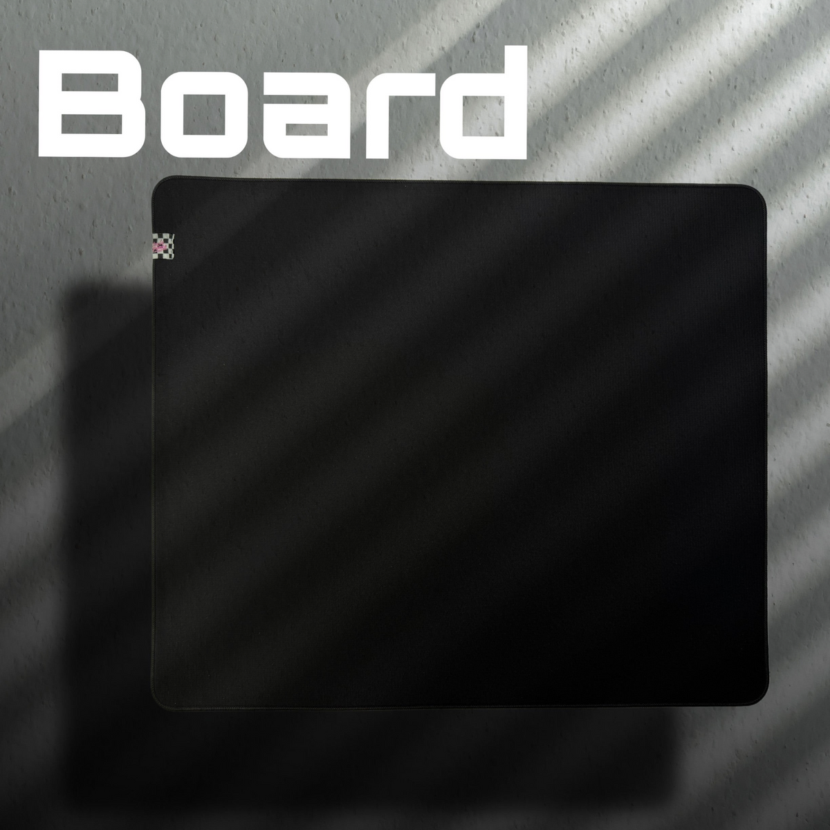 Oyuncu Baykuş profesyonel siyah oyuncu mouse pad, dikişli kenarları ve damalı detaylı etiketi ile pürüzsüz yüzey.