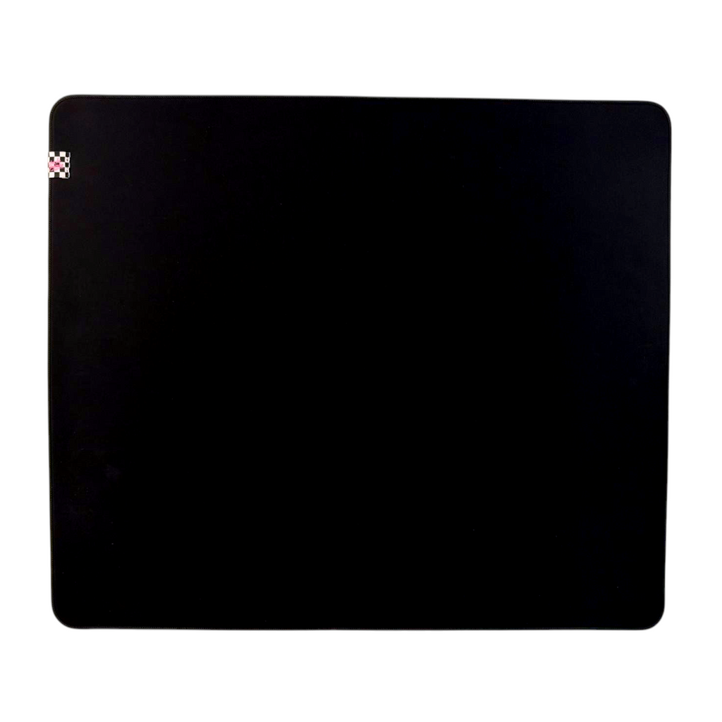 Oyuncu Baykuş siyah profesyonel oyuncu mouse pad, dikişli kenarlar ve köşesinde şık damalı etiket detayı ile.