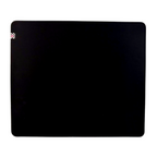 Oyuncu Baykuş siyah profesyonel oyuncu mouse pad, dikişli kenarlar ve köşesinde şık damalı etiket detayı ile.