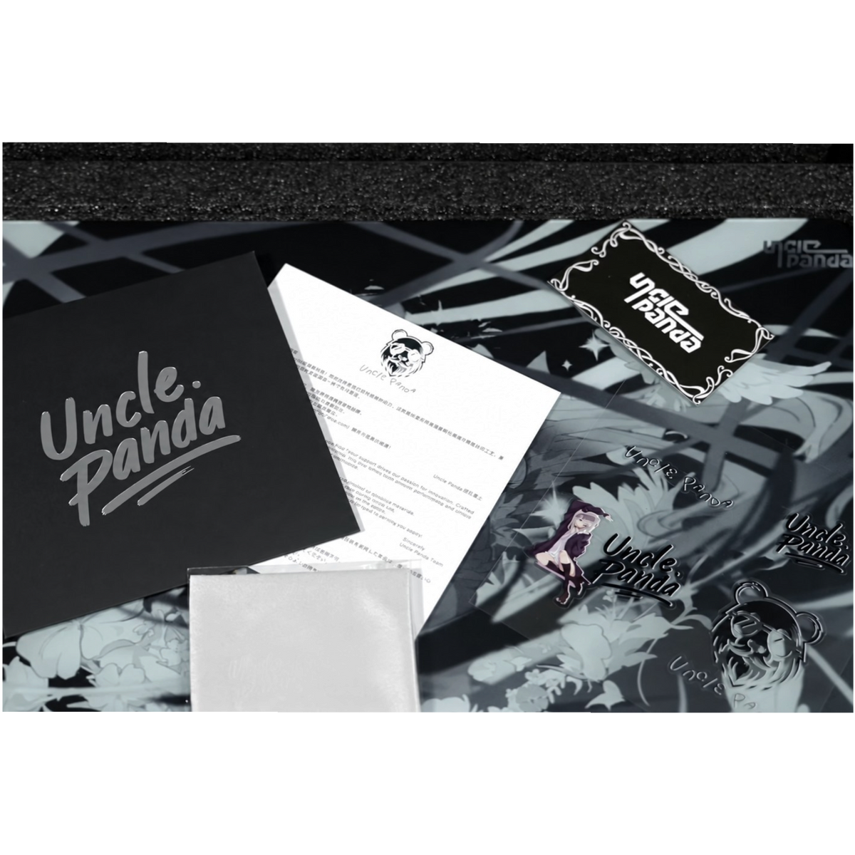 Oyuncu Baykuş markalı, siyah beyaz desenli Uncle Panda Feather Free Cam Mousepad ve kutu içeriği