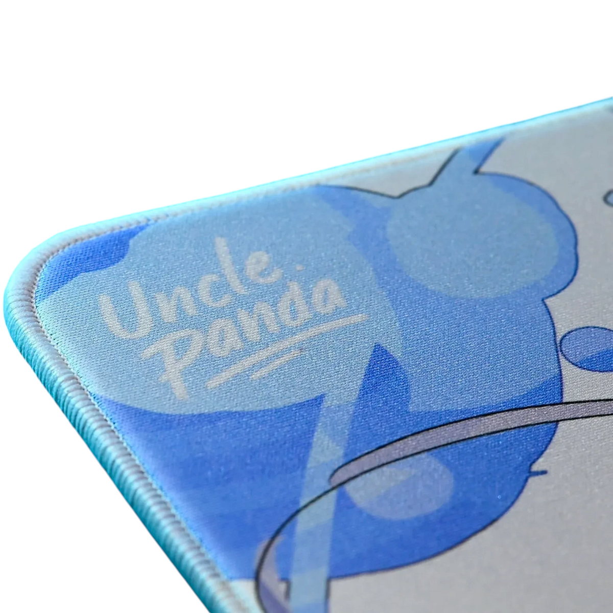 Oyuncu Baykuş marka mavi tonlarında Uncle Panda XI desenli, dikişli kenarlara sahip oyuncu mousepad yüzeyi