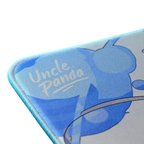 Oyuncu Baykuş marka mavi tonlarında Uncle Panda XI desenli, dikişli kenarlara sahip oyuncu mousepad yüzeyi