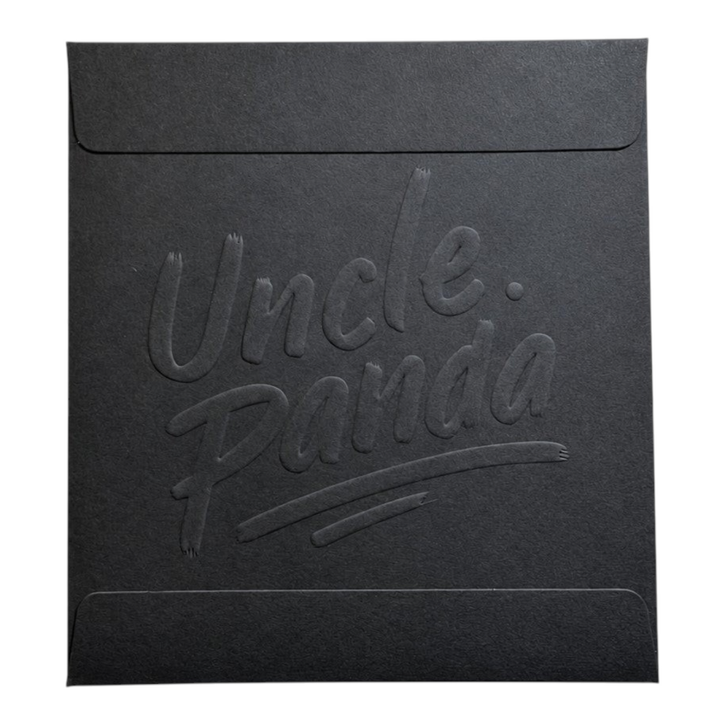 Oyuncu Baykuş markalı, üzerinde kabartmalı Uncle Panda logosu bulunan siyah renkli kare ürün ambalajı.