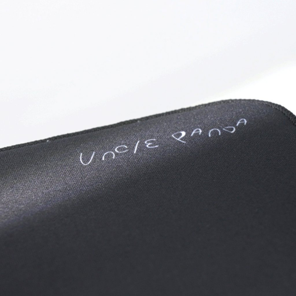 Oyuncu Baykuş Uncle Panda logolu, siyah kumaş yüzeyli ve güçlendirilmiş kenar dikişli profesyonel oyuncu mouse pad