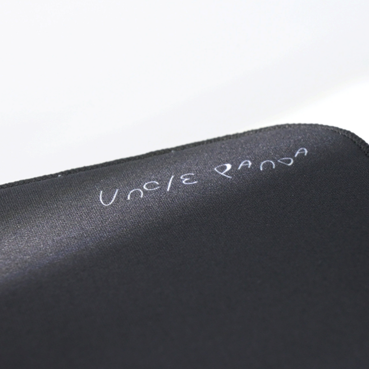 Oyuncu Baykuş Uncle Panda logolu, siyah kumaş yüzeyli ve güçlendirilmiş kenar dikişli profesyonel oyuncu mouse pad