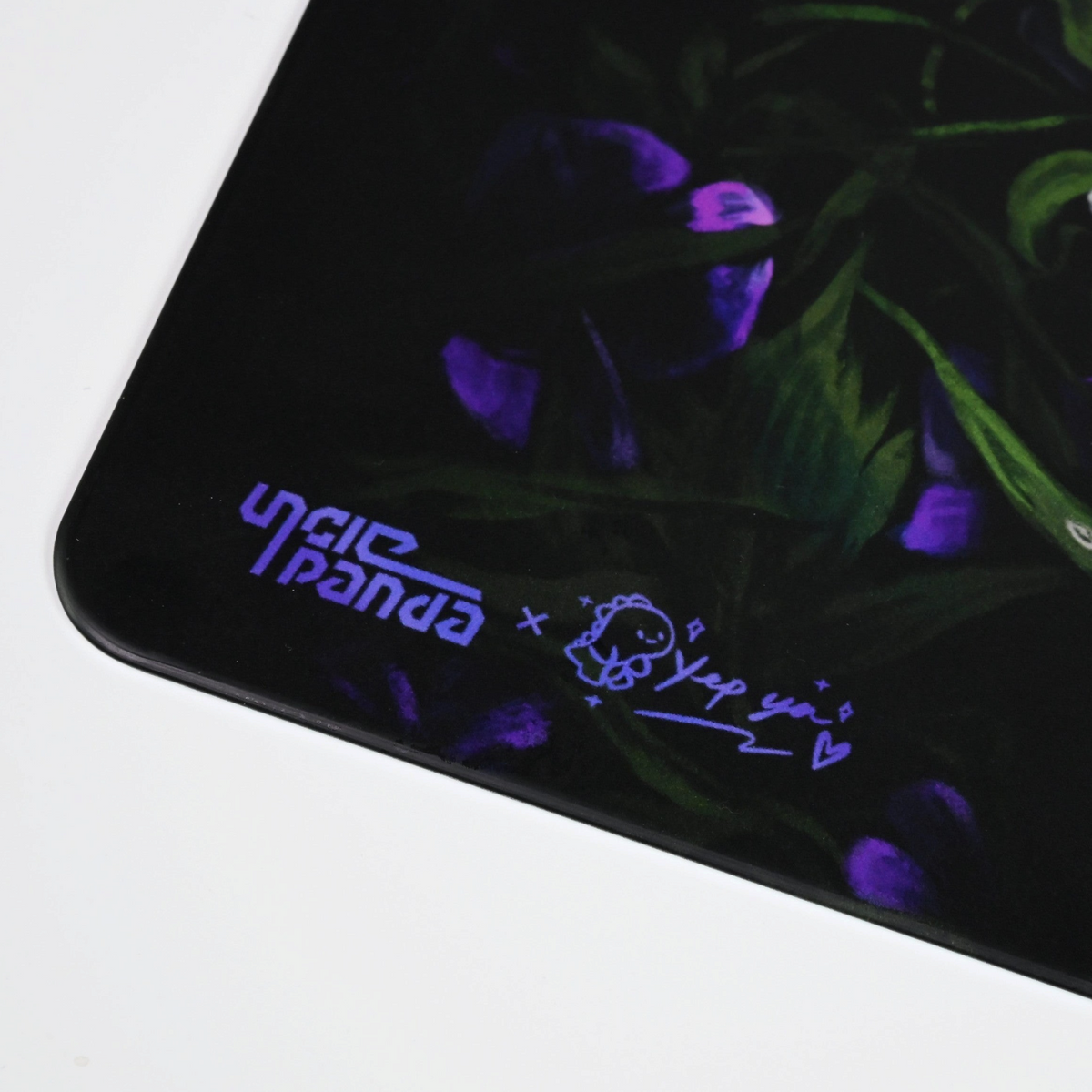 Oyuncu Baykuş anime temalı, mor çiçek desenli ve dikişli kenarlara sahip profesyonel oyuncu mouse pad detayı